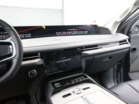 New 2025 Lincoln Navigator L Reserve image 3