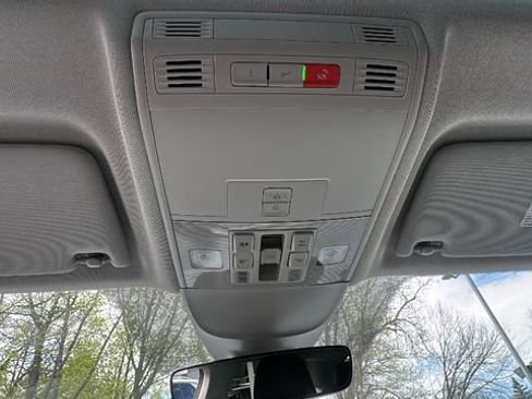 Used 2025 Volkswagen Taos SE FWD image 20
