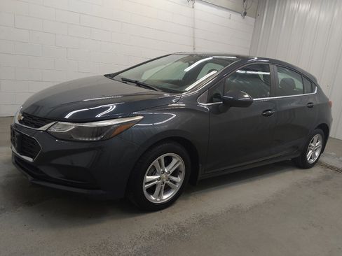 Used 2018 Chevrolet Cruze LT FWD image 2