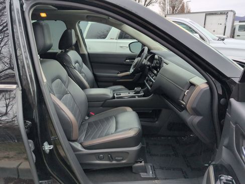 Used 2023 Nissan Pathfinder Platinum image 31