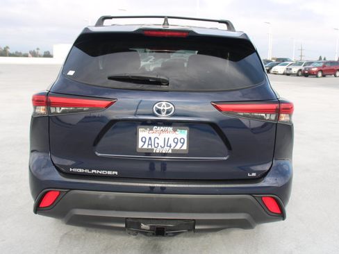 Used 2022 Toyota Highlander LE FWD image 4