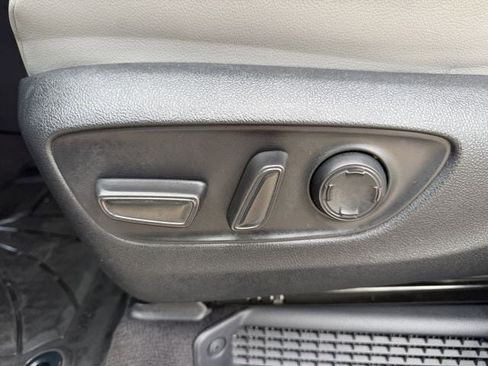 Used 2025 Toyota Sienna XLE image 27