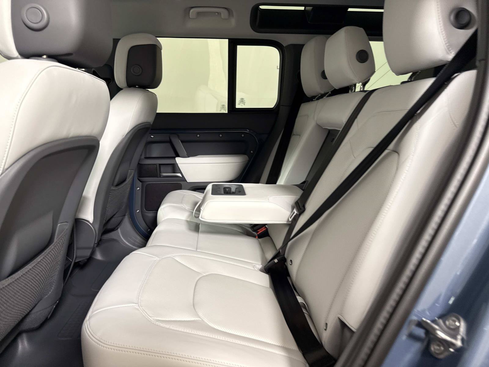 New 2026 Land Rover Defender 110 X-Dynamic SE AWD/4WD image 13