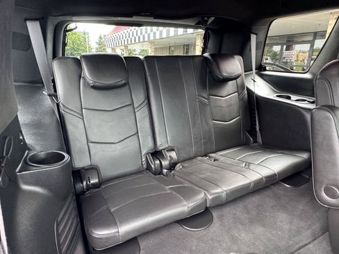 Used 2019 Cadillac Escalade Platinum w/ Escalade Sport Edition AWD/4WD image 32