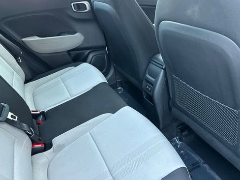Used 2025 Hyundai Venue SEL FWD image 18