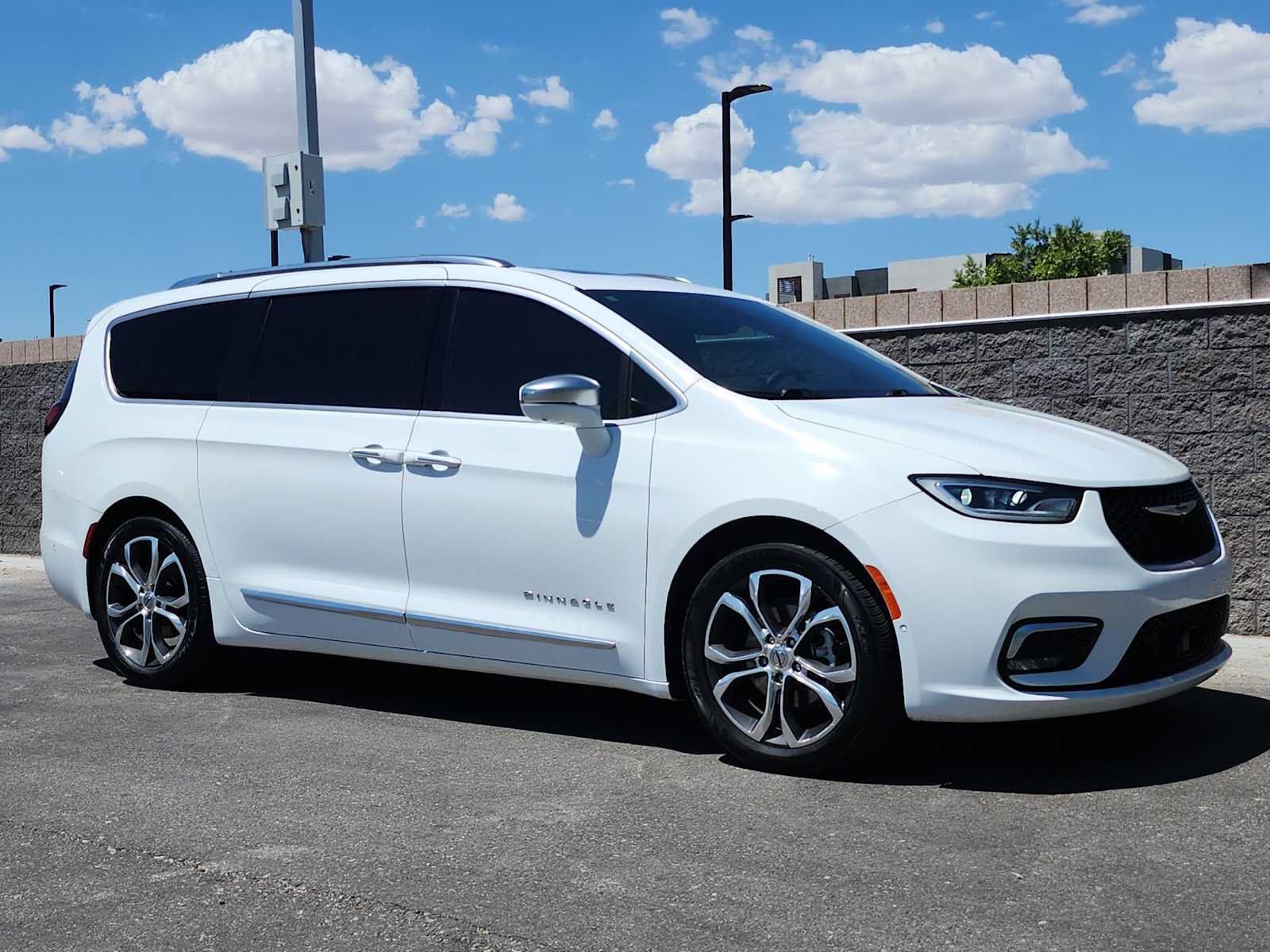 Used 2024 Chrysler Pacifica Pinnacle FWD image 2