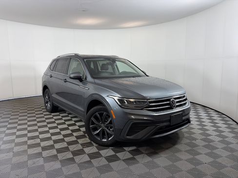 Used 2022 Volkswagen Tiguan SE AWD/4WD image 1