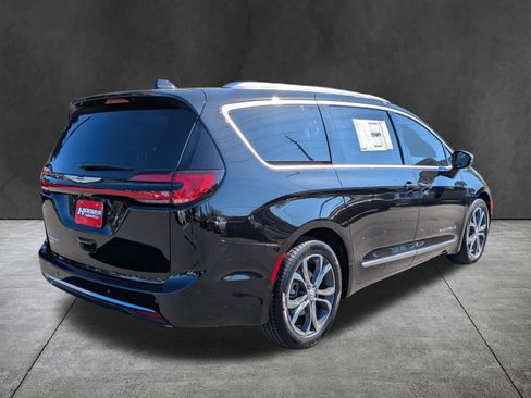 New 2026 Chrysler Pacifica Pinnacle image 4