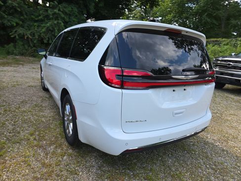 Used 2024 Chrysler Pacifica Touring-L FWD image 3