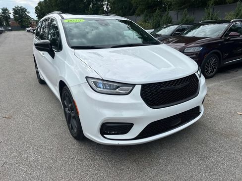 Used 2025 Chrysler Pacifica Limited FWD image 4