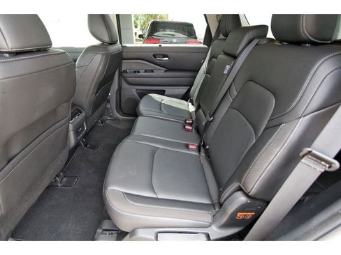 Used 2025 Nissan Pathfinder SL image 7