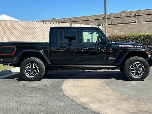 Used 2024 Jeep Gladiator Rubicon w/ Technology Group AWD/4WD image 3
