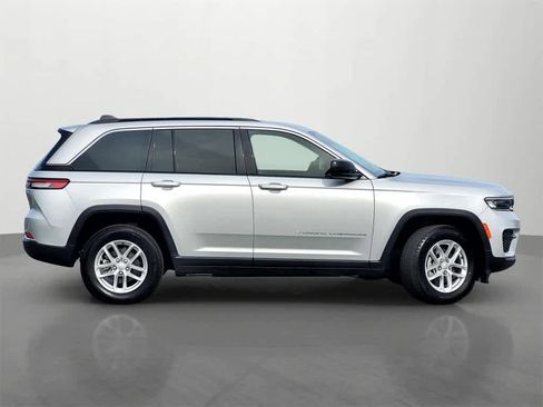 Used 2024 Jeep Grand Cherokee Laredo X image 7