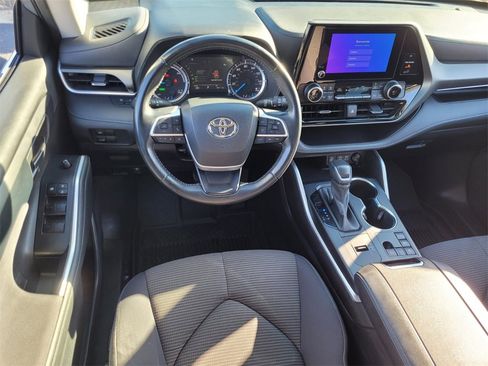 Certified 2023 Toyota Highlander LE image 6