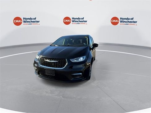 Used 2024 Chrysler Pacifica Touring-L image 4