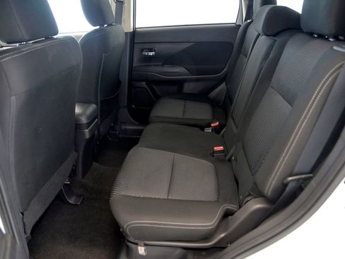 Used 2017 Mitsubishi Outlander SE AWD/4WD image 29