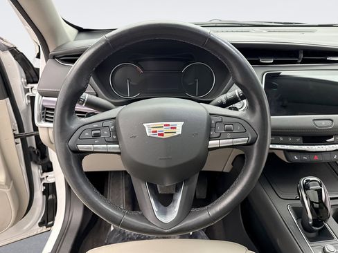 Used 2022 Cadillac XT4 Luxury w/ Cold Weather Package image 12