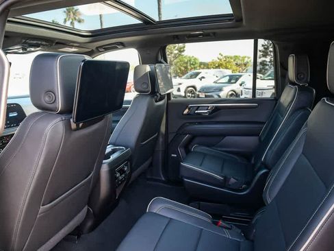Used 2026 Chevrolet Suburban Premier RWD image 18