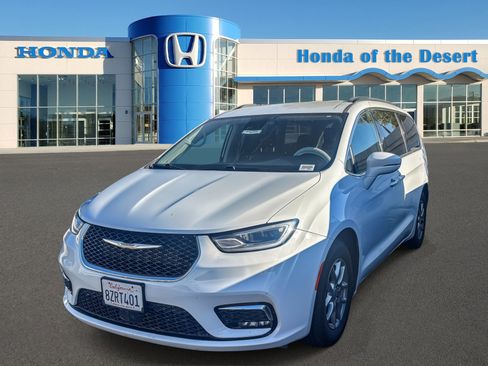 Used 2021 Chrysler Pacifica Touring FWD image 3