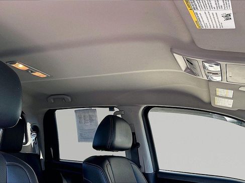 Used 2018 Nissan Titan SL image 27