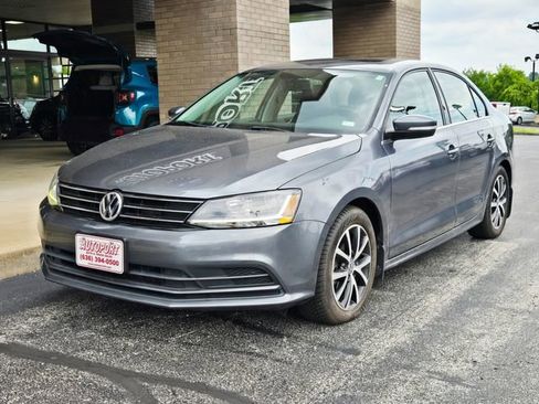 Used 2017 Volkswagen Jetta SE FWD image 3