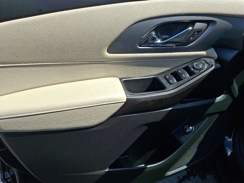 Used 2023 Chevrolet Traverse LT image 12