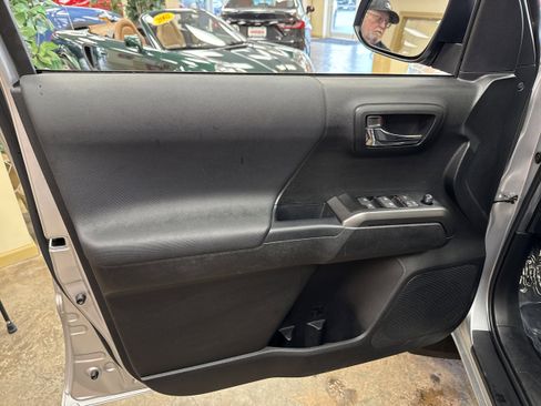 Used 2022 Toyota Tacoma TRD Off-Road image 24