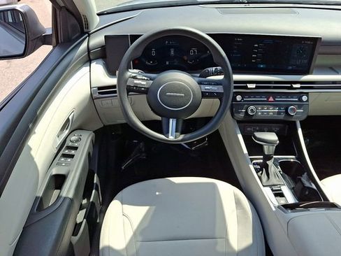 Used 2025 Hyundai Tucson SE image 14