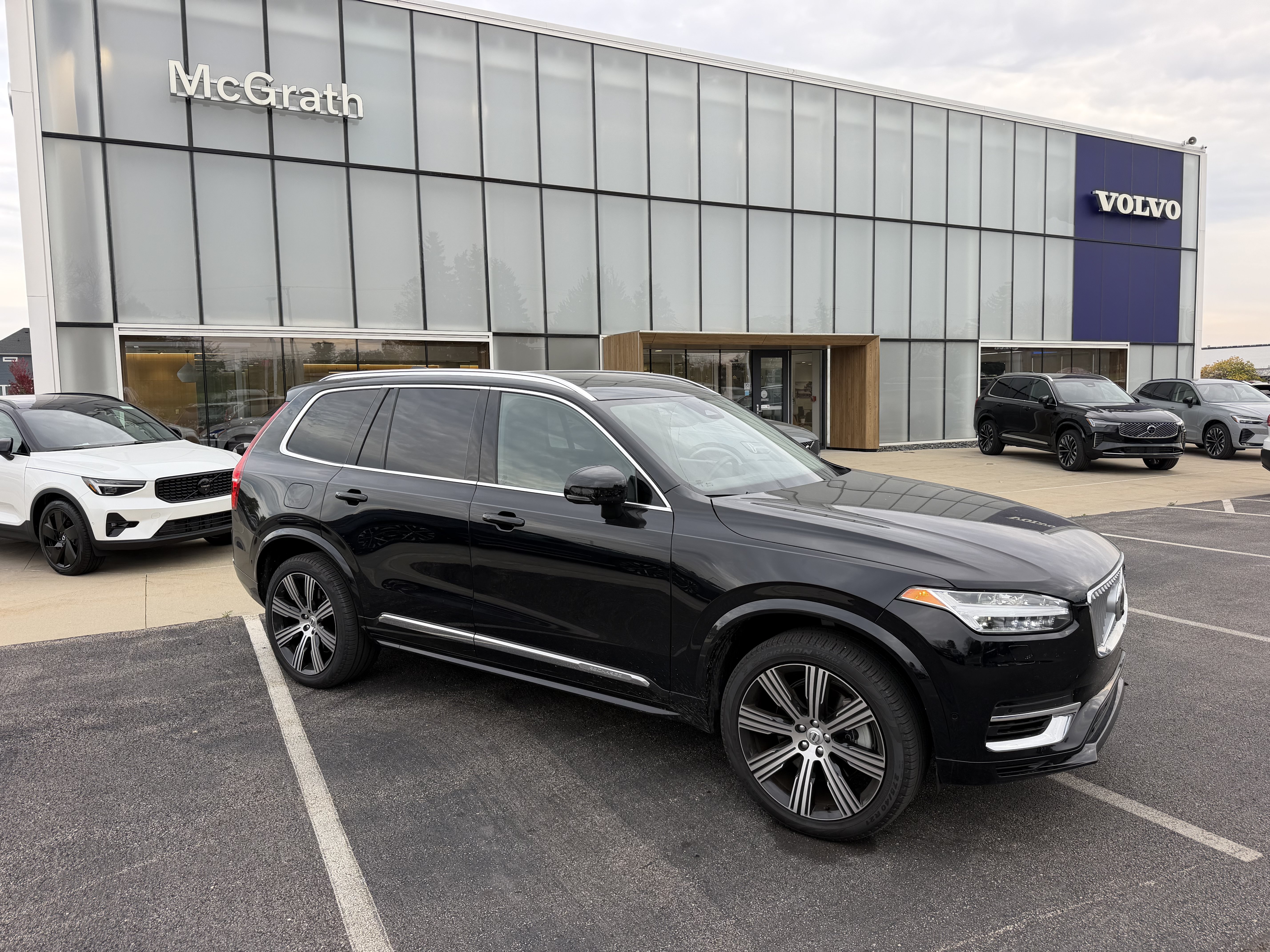 Used 2024 Volvo XC90 T8 Plus w/ Protection Package Premier AWD/4WD image 3