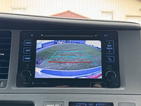 Used 2017 Toyota Sienna XLE Premium AWD/4WD image 22