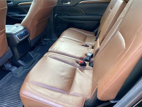 Used 2017 Toyota Highlander Limited Platinum AWD/4WD image 13