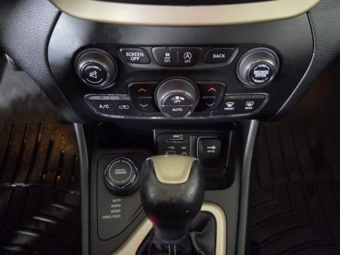 Used 2015 Jeep Cherokee Limited image 25