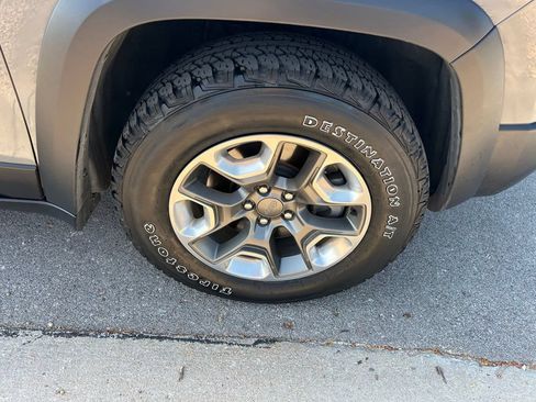 Used 2019 Jeep Cherokee Trailhawk w/ Cold Weather Group AWD/4WD image 15