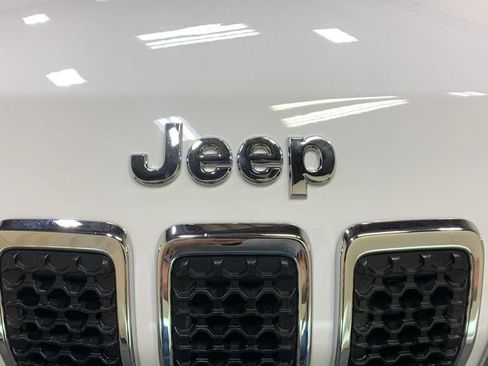 Used 2021 Jeep Cherokee Latitude Lux w/ Comfort/Convenience Group AWD/4WD image 45