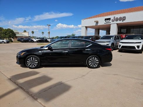 Used 2024 Nissan Altima 2.5 SV FWD image 2