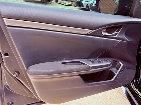 Used 2018 Honda Civic Sport image 9