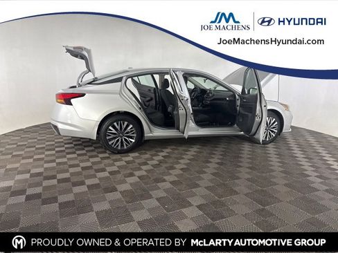 Used 2024 Nissan Altima 2.5 SV image 17