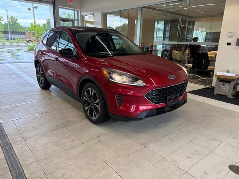 Used 2022 Ford Escape SE w/ SE Sport Appearance Package FWD image 4