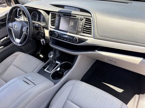 Used 2019 Toyota Highlander Plus FWD image 19