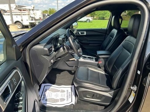 Used 2020 Ford Explorer XLT w/ Equipment Group 202A RWD image 9