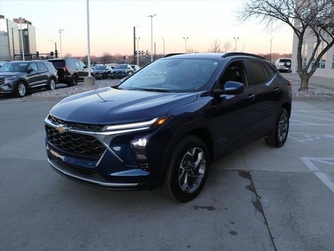 Used 2024 Chevrolet Trax LT w/ Driver Confidence Package image 2