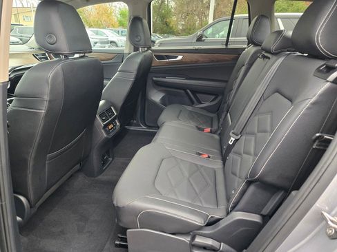 Used 2025 Volkswagen Atlas SE image 18