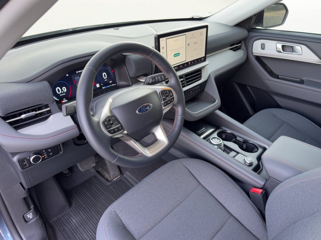Used 2025 Ford Explorer Active RWD image 4