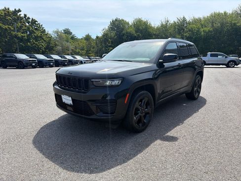 Used 2023 Jeep Grand Cherokee Altitude AWD/4WD image 3