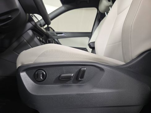 Used 2021 Volkswagen Tiguan SE R-Line image 31
