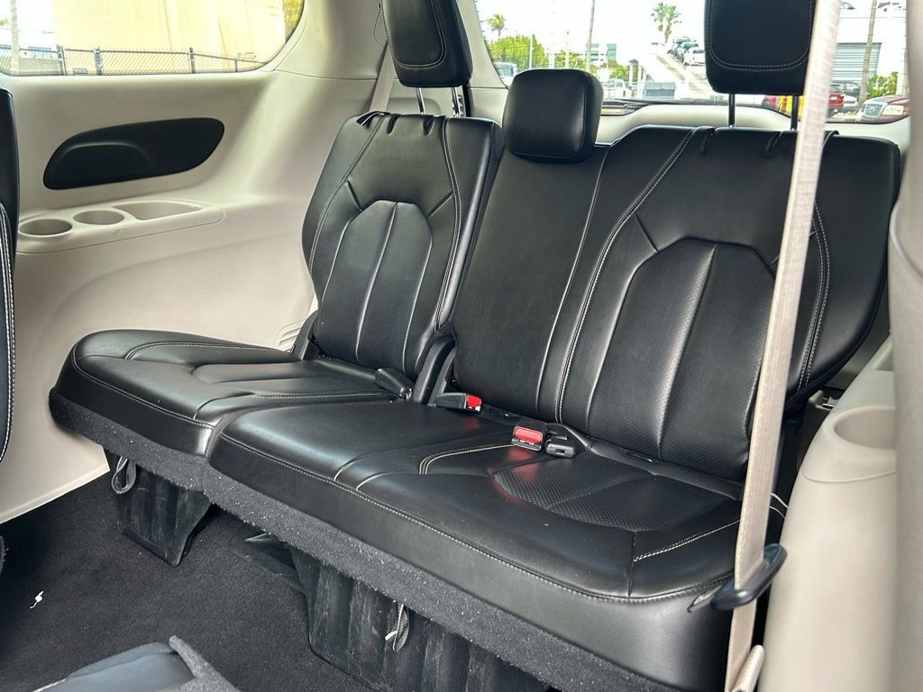 Used 2023 Chrysler Pacifica Touring-L FWD image 43