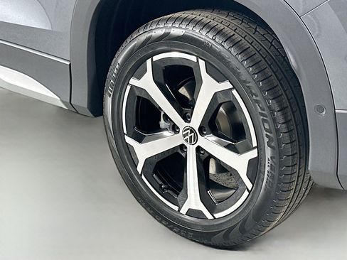 Certified 2025 Volkswagen Tiguan SE image 18