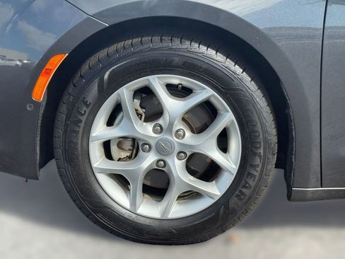 Used 2020 Chrysler Pacifica Touring-L image 12