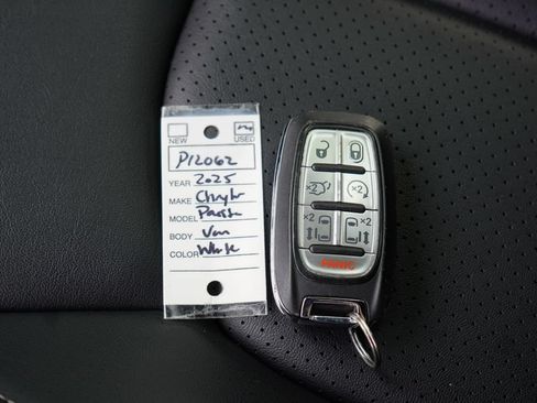 Used 2025 Chrysler Pacifica Select FWD image 34