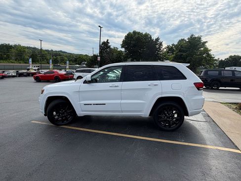 Used 2020 Jeep Grand Cherokee Altitude AWD/4WD image 5